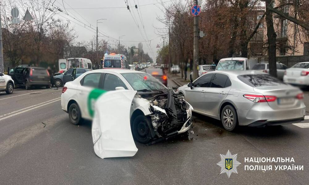 Потрійна аварія на Щербаківського в Києві: двоє людей постраждали та госпіталізовані